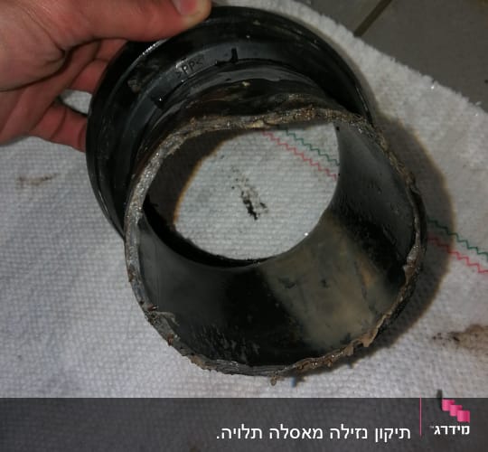 צינור פלסטיק שחור עם חיבורי אינסטלציה